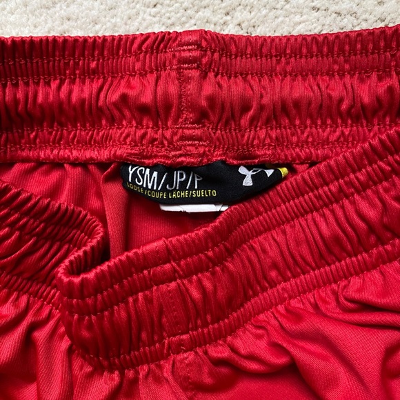 Boys Under Armour Red Shorts - Picture 3 of 3